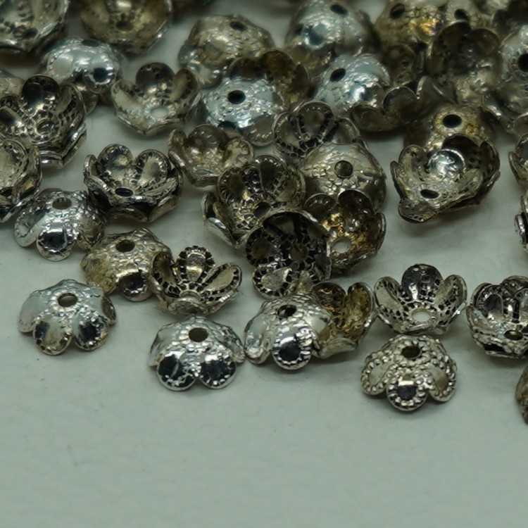 Capuchon de perle en forme de fleur 6 pétales argentée