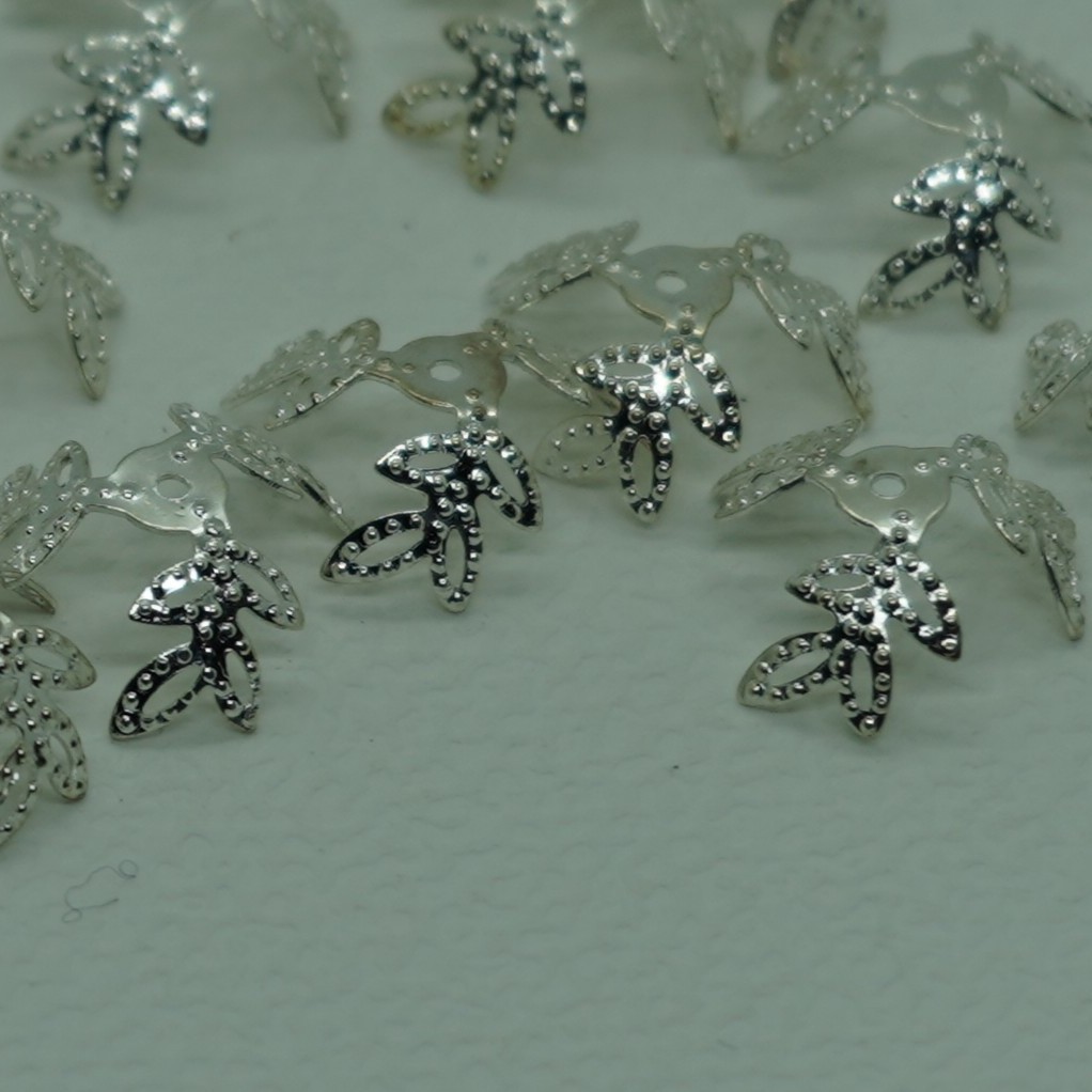 Capuchon de perle design à trois feuilles argentée