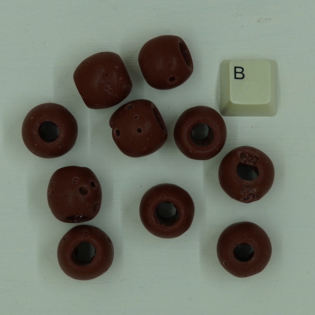 Perle ronde en coquillage bordeaux 16mm